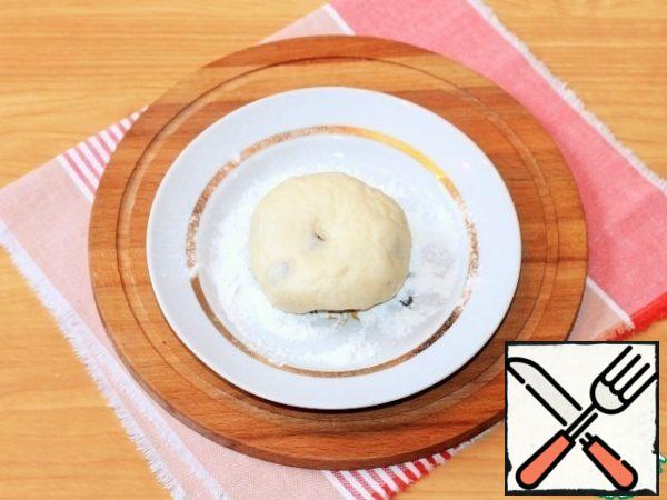 Pinch well and form a ball again. Turn the ball seam down (sprinkle the bottom a little) and lightly spread.
