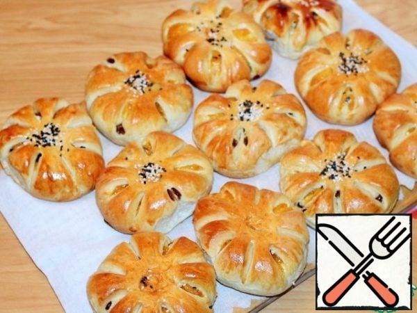 Then brush the buns with beaten egg yolk and sprinkle the middle with sesame seeds. Bake the buns in a well-preheated 180 °C oven until a nice crust forms, 20 minutes.
