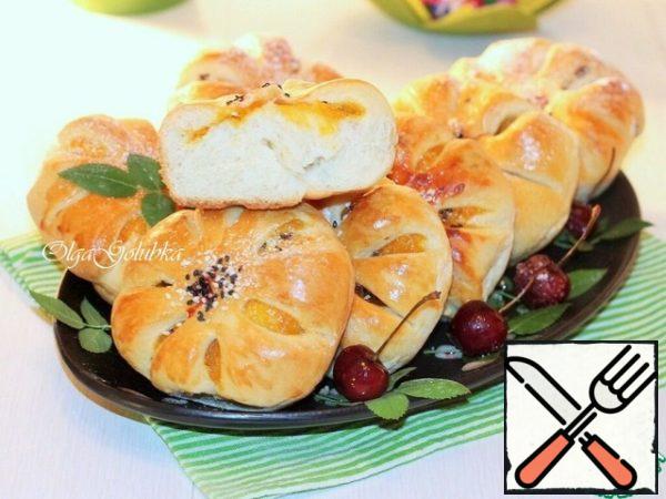 Grease the finished rolls with butter and allow time to cool slightly, sprinkle with powdered sugar.
Enjoy your tea!