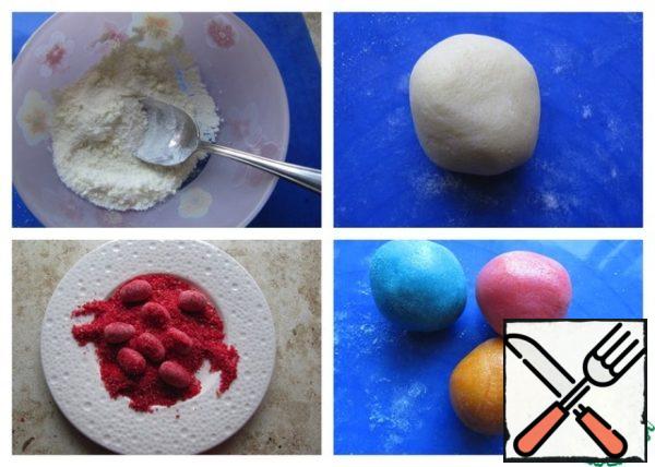 To prepare sweet eggs, mix powdered sugar and baby milk mixture in a ratio of 1:1. Add condensed milk of good quality in portions of 1 teaspoon until the desired consistency is obtained. The mixture can be tinted with dyes. From the resulting mixture, form sweet balls of the desired size. In my case, roll sweet eggs in colored biscuit crumbs.
