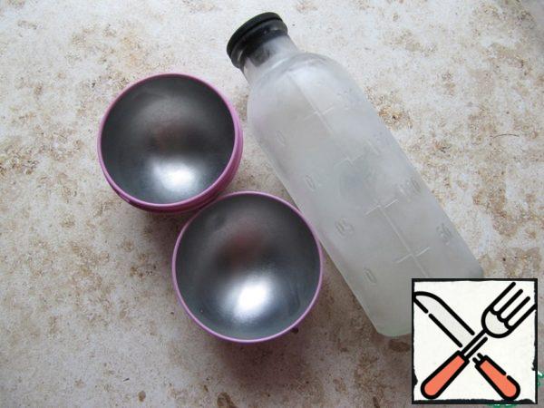 To prepare chocolate nests, put vodka (alcohol) in a cooking mold in advance, cooling it as much as possible in the freezer.
