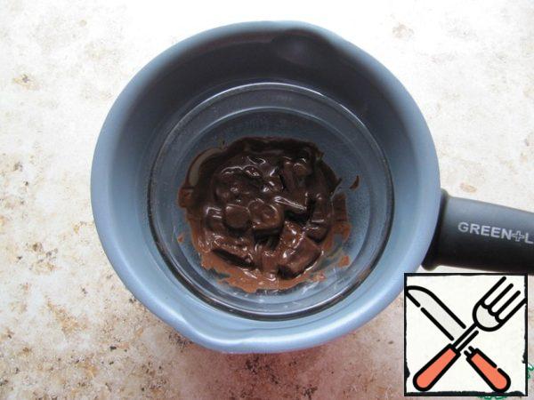 Break the chocolate into small pieces. In a saucepan, heat the water at 80-90 degrees, put the dishes with the chocolate, stirring occasionally, until the chocolate completely dissolves.

