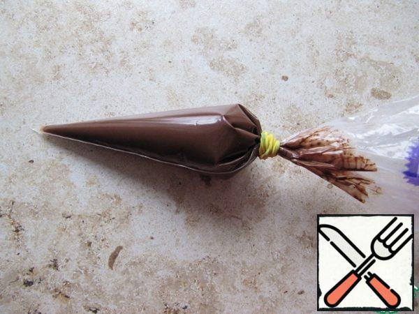 Cool the finished chocolate to a warm state, put it in a pastry bag.
