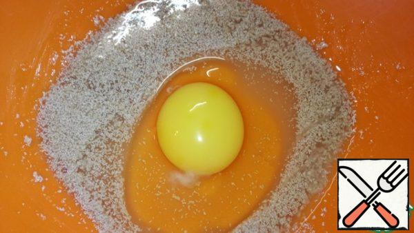 Mix sugar, yeast and a little warm water in a deep bowl. Add one egg and salt, beat lightly.
