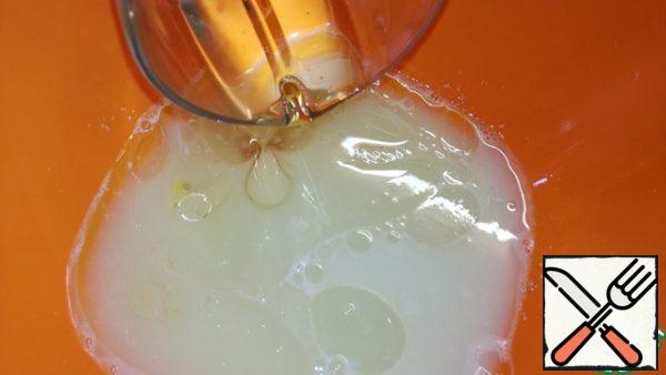 Add the remaining warm water, warm milk, sunflower oil and sour cream. Mix it.

