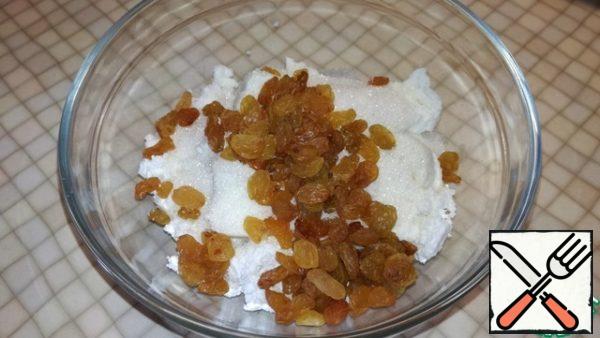 During this time, mix the cheese, sugar and raisins well in a bowl. This will be the first filling.
