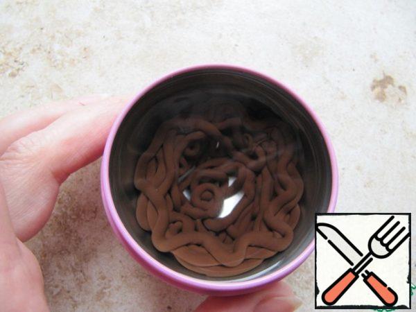 Pour ice vodka into the cooled form (on alcohol), using a bag "transplant" into alcohol-containing liquid chocolate to get the shape of the nest. Chocolate hardens quickly when the liquid is heated, the next dough will harden longer! If necessary, replace the warm vodka with ice!
