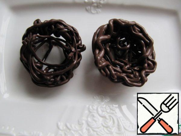 Carefully transfer the chocolate nest to a plate until completely dry. The smell and taste of alcohol will not remain, it will completely evaporate!
