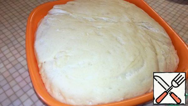 During this time, the dough has risen well.
