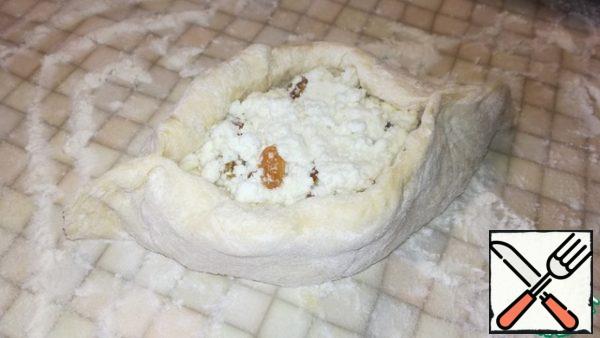 Put the filling in the middle and form a boat.
