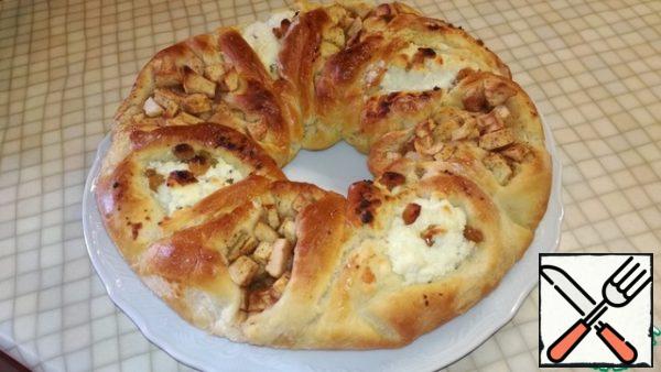 Preheat the oven. Brush the wreaths with egg and place in the oven for 25 minutes at 180 ° until golden brown. Focus on your oven. From such a number of ingredients, two wreaths turned out.
