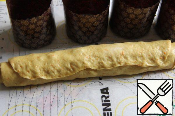 Repeat the procedure with rolling and filling again. Put the first finished roll on the rolled layer and wrap it. Repeat this with the remaining two pieces of dough.
