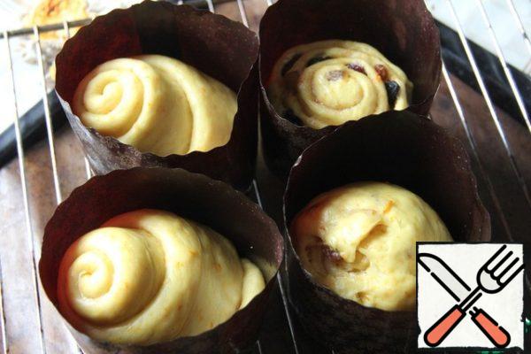Cut the resulting 2 rolls in half. Put it in cake molds, filling the bottom part (with a slice). Let it dissolve in a warm place to increase in volume for about an hour.
