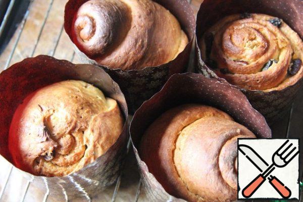 Bake in a preheated 180 degree oven for about 40 minutes on the lower level. Prick the dough onto a skewer. If the cakes begin to brown, but are not ready yet, then cover them with paper.
