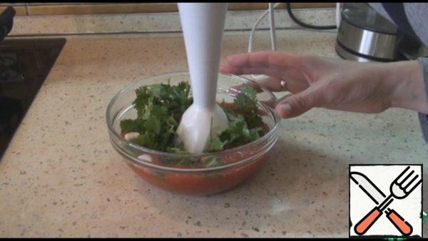 For the sauce, pour over any sauce or ketchup, add garlic, chopped cilantro, if you want hot chili pepper. Grind in a blender. The sauce is ready. Serve with chicken and potatoes in the hottest form. Enjoy your meal!