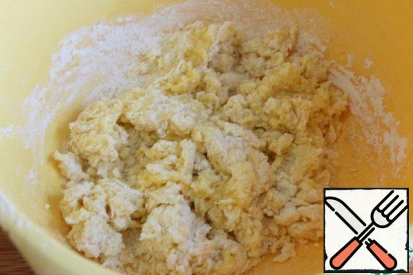 In the sifted flour, add salt, the remaining sugar, pour in milk, yolks and 120 g of melted butter.
Mix it.

