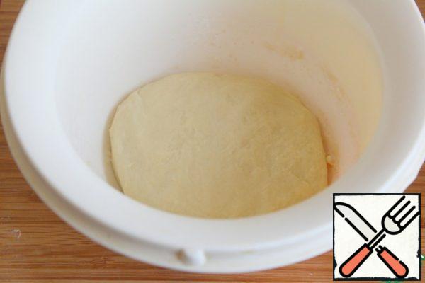 Add the sponge cake and knead a soft and elastic dough.
Cover and place for 1-1.5 hours in a warm place - the dough should double!
