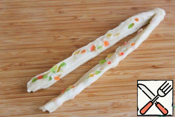Roll into a roll on the long side. We do not cut to the end and weave.
