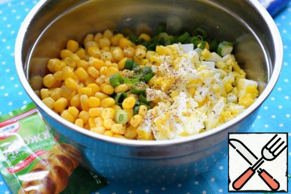 Prepare the filling.
Finely chop the greens and onions, mix with boiled chopped egg and canned corn, add salt to taste, season with pepper.