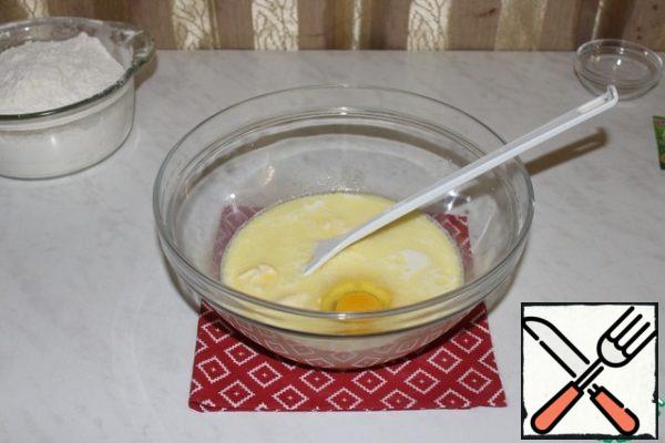 Add sugar, egg, salt, vanilla and soft butter to the warm milk.
