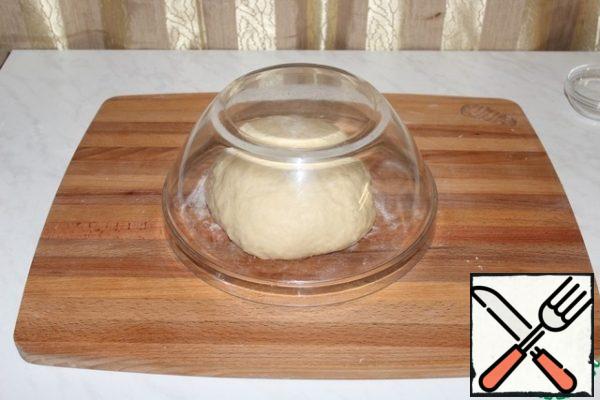 Cover with a cup and let stand for 10 minutes. And knead the dough for 10 minutes.
