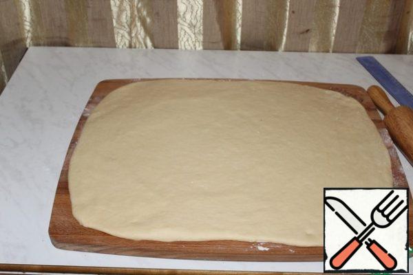 Roll out the dough into a layer 1 cm thick.
