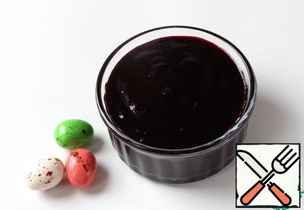 Let's make blueberry puree first. Put the frozen blueberries in a small saucepan, add three tablespoons of sugar, a teaspoon of vanilla sugar, I use fragrant vanilla sugar, bring to a boil and cook for 5 minutes on low heat, stirring occasionally. Beat the berries with a blender, cool a little and rub through a sieve. As a result, I got 270 grams of blueberry puree.

