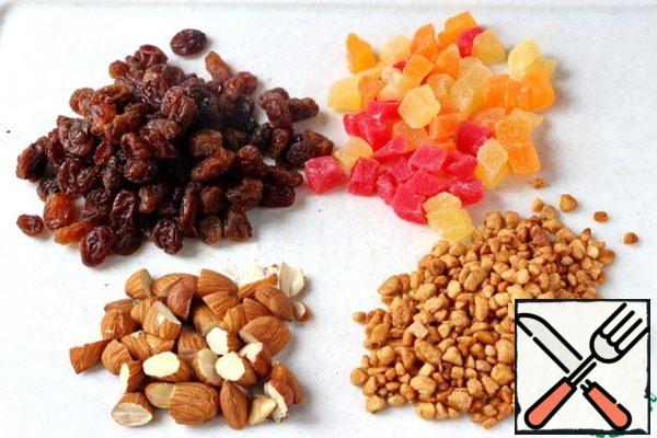 Depending on your family's preferences, you can add pre-washed and dried raisins, nuts, candied fruits for Easter.
I put almonds, peanuts in caramel, candied fruits and raisins.

