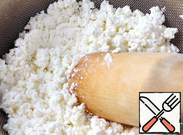 To make a pie, you need to choose a delicious cheese with a pleasant sour-milk taste. Be sure to wipe the cottage cheese through a sieve. Ideally twice.
