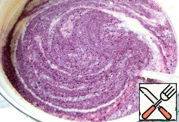 Let the mass warm up for 3 minutes, and then add the blueberry puree and boil again for 3 minutes. Add raisins, nuts and candied fruits. Mix it.

