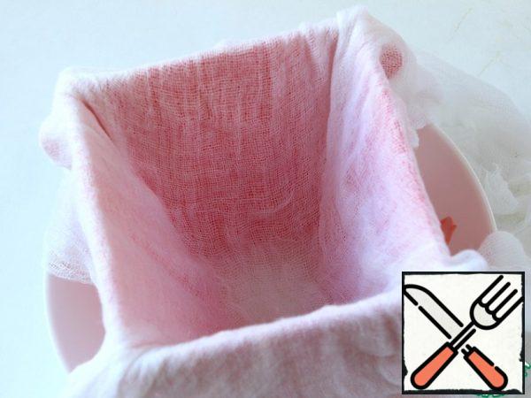 Shape, transfer to a deep bowl.
Scald the gauze with boiling water, squeeze it out, shake it well and put it in a cake mold.