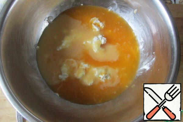 Add the custard mass with chocolate to the cottage cheese, pour in the juice with gelatin.
