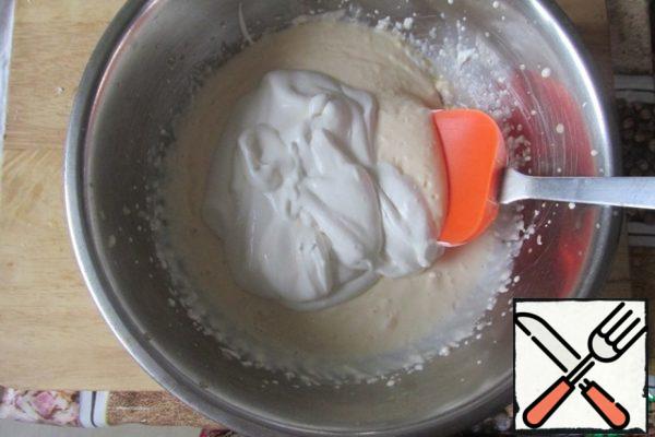 Mix the whipped cream with the curd mass.
