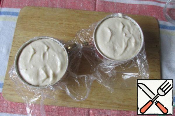 We cover the molds with cling film and spread the curd mass.
I got 500 ml of mass, just 2 glasses of 250 ml each.
