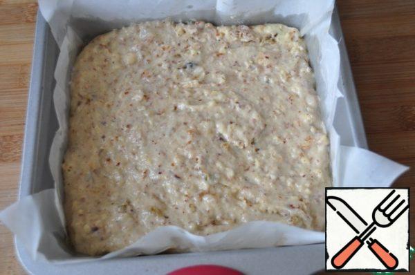 We take a form, I have 20 by 20 cm, you can take a larger form if you want a thinner cookie. If necessary, lubricate the mold with oil, lay out an even layer of dough. Put in the oven, preheated to 180 degrees, bake for 20 minutes until ready.
