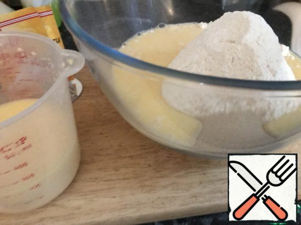 In a bowl in which the dough will fit, sift flour, baking powder, vanilla, salt, mix with a whisk.
In another bowl, stir yeast, sugar, butter, egg in warm milk.
Gradually add to the dry mixture.