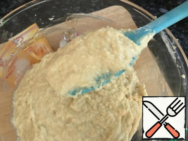 It turns out that such a dough. Cover with a towel (I covered with a transparent lid), leave for 30 minutes to rise.
