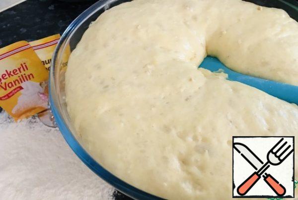 Knead the dough after 30 minutes. Whisk again with a silicone spatula and leave for another 30 minutes. At this stage, if you feel that there is not much flour, you can add a little more, do not clog with flour. The products differ in quality. Leave for another 30 minutes to rise.
