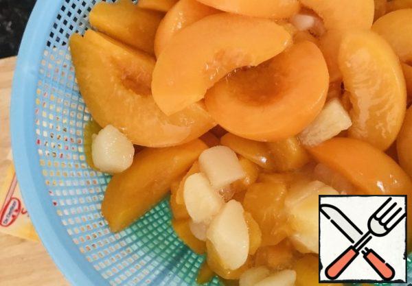 Drain the liquid from the fruit jar through a sieve.
