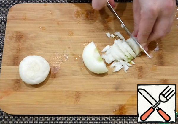 Finely chop the onion and marinate it. In a bowl with onions, add salt, sugar, vinegar and pour boiling water over everything. The water should completely cover the onion. Leave to marinate on the table for 15 minutes.
