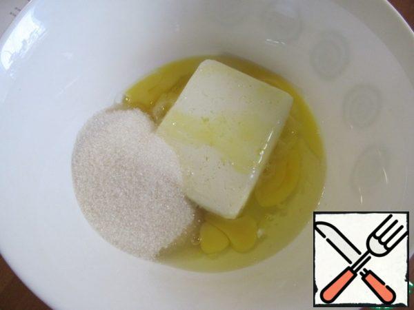 In a bowl, mix cottage cheese, eggs and sugar, beat with a whisk or mixer.
