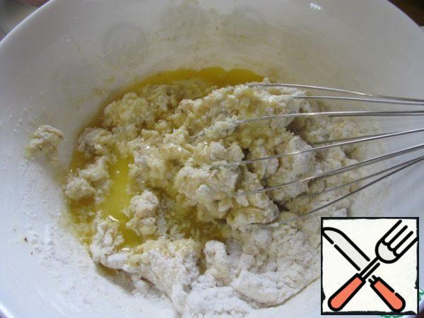 Pour in the warm melted butter - now it's better to work with a spoon, the dough will turn out very thick.
