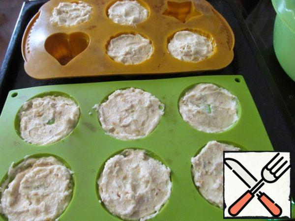 We take muffin molds (I have silicone ones, we do not lubricate them) and spread the dough almost to the edges with a spoon, it will not rise much.
From this portion, I baked 10 cupcakes. Put in a preheated 180C oven for 30-35 minutes. Focus on light blush, don't overdo it!
