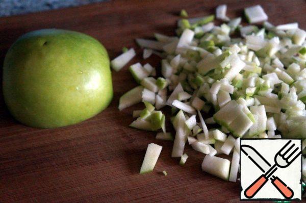 Green Apple finely chop. To RUB on a grater suggest: not the effect, a completely different taste.