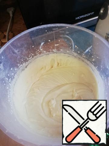 Sift flour, add vanilla and knead the dough. Perhaps flour will require slightly more or less. The dough should not be too thick, but not liquid.
