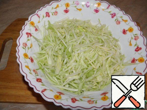 Chop the cabbage, put it in a large wide bowl or on a deep baking sheet (you can not use aluminum dishes), sprinkle with salt and knead with your hands (the second option is to rub thoroughly with your hands until the juice appears.) let the excess drain). These are the main options.
