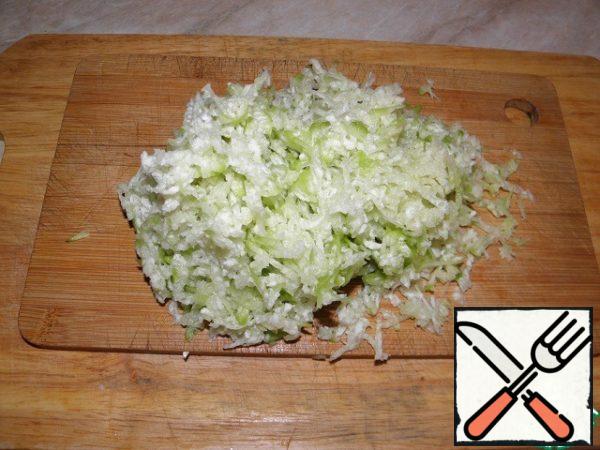 Grate the radish on a coarse grater.
