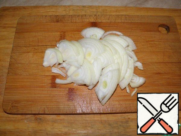 Cut the onion into half rings.
