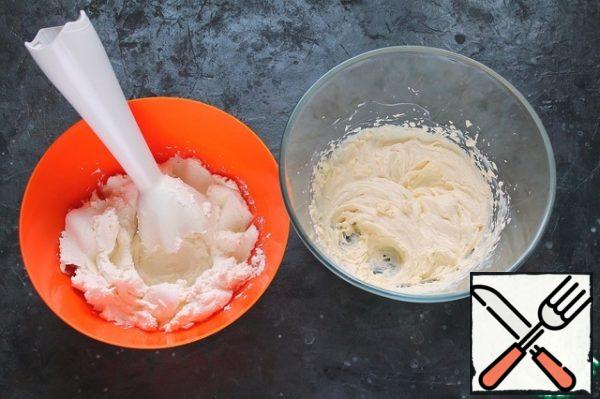 Grind the cottage cheese through a sieve or grind it with an immersion blender.
Add the butter whipped with condensed milk to the cottage cheese and mix thoroughly.

