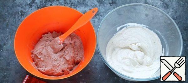 Divide the mass into 2 parts.
Add vanilla sugar to one part. more cocoa.
